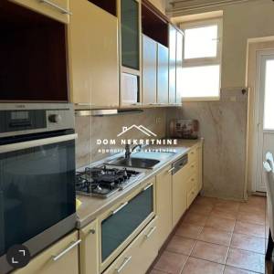 IZNAJMLJUJE SE TROSOBNI STAN U OSIJEKU U CENTRU