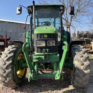 John Deere 5820
