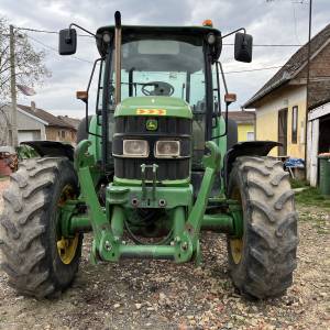 John Deere 5820