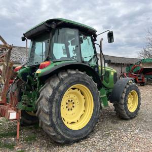 John Deere 5820