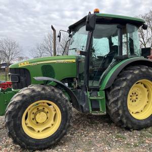 John Deere 5820