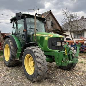 John Deere 5820