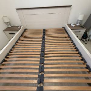 Krevet sa madracem i nocnim ormaricima