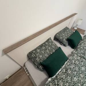 Krevet sa madracem i nocnim ormaricima