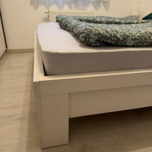 Krevet sa madracem i nocnim ormaricima