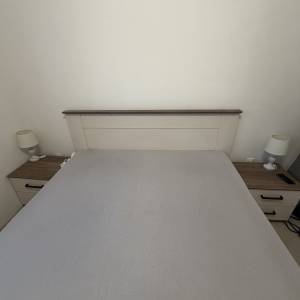 Krevet sa madracem i nocnim ormaricima