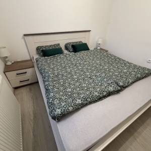 Krevet sa madracem i nocnim ormaricima