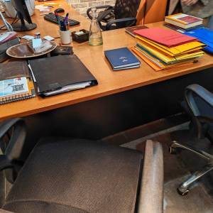 KVATRIĆ - PRILIKA - PRODAJA 3 STOLA, 3 STOLICE I ORMAR ZA URED!