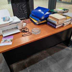 KVATRIĆ - PRILIKA - PRODAJA 3 STOLA, 3 STOLICE I ORMAR ZA URED!