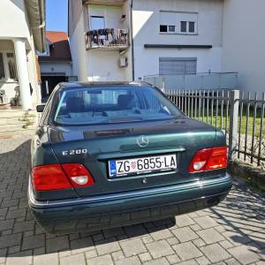 Mercedes Benz E200