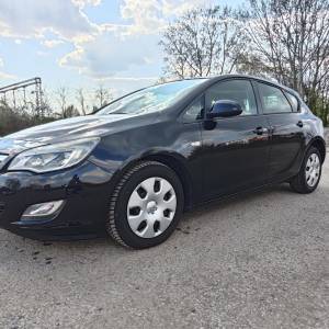 Opel Astra 1,7 CDTI, reg. do 09/26, novi set kvačila, 2 seta kotača