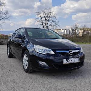 Opel Astra 1,7 CDTI, reg. do 09/26, novi set kvačila, 2 seta kotača