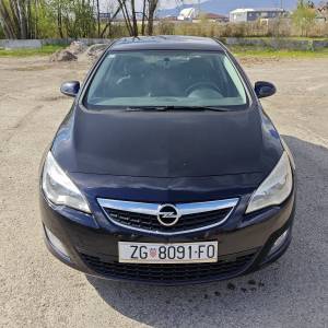 Opel Astra 1,7 CDTI, reg. do 09/26, novi set kvačila, 2 seta kotača