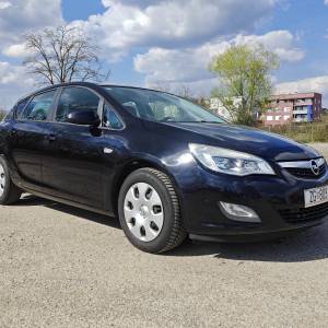Opel Astra 1,7 CDTI, reg. do 09/26, novi set kvačila, 2 seta kotača