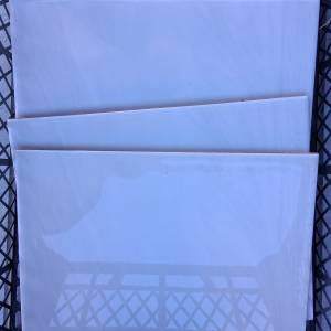 Podne bijelo sivkaste pločice