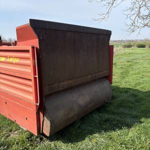 Prikolica za hranjenje stoke