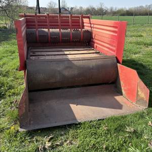 Prikolica za hranjenje stoke