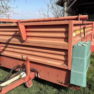 Prikolica za hranjenje stoke