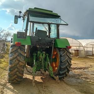 Prodajem traktor John Deere