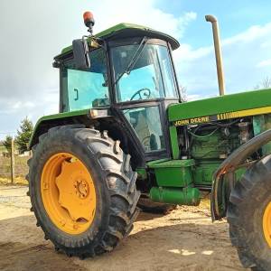Prodajem traktor John Deere