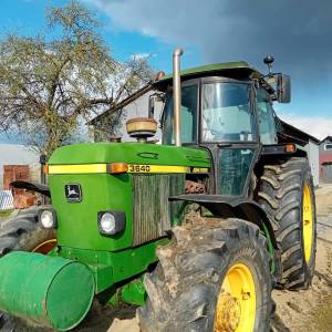 Prodajem traktor John Deere