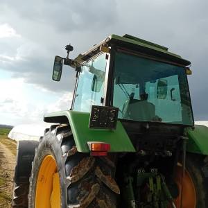 Prodajem traktor John Deere
