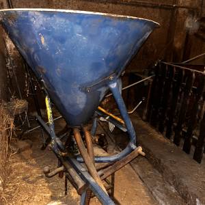 Prodajem dva rastepača umjetnog gnojiva i posipač za kukuruz