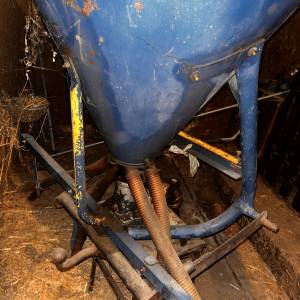 Prodajem dva rastepača umjetnog gnojiva i posipač za kukuruz