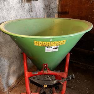 Prodajem dva rastepača umjetnog gnojiva i posipač za kukuruz