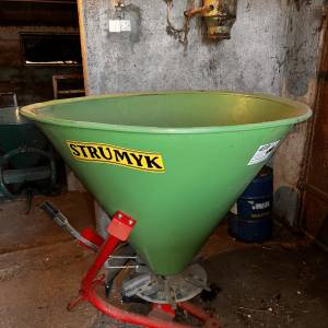 Prodajem dva rastepača umjetnog gnojiva i posipač za kukuruz