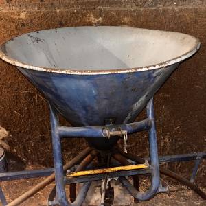 Prodajem dva rastepača umjetnog gnojiva i posipač za kukuruz