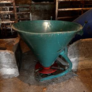 Prodajem dva rastepača umjetnog gnojiva i posipač za kukuruz