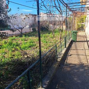 Seget Donji,dvoetažni stan sa velikom okućnicom, blizina svih sadržaja