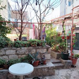 Split Varoš- Pogled na more, veliko dvorište i potencijal nadogradnje