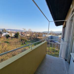 Svijetao, renoviran stan u centru Samobora s pogledom i privatnim park