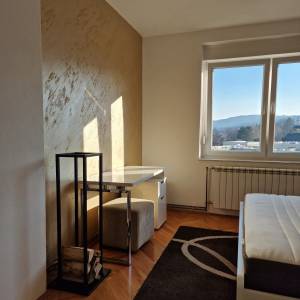 Svijetao, renoviran stan u centru Samobora s pogledom i privatnim park