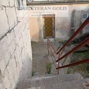 Trogir, Čiovo, Okrug Donji, na prodaju dvije autentične kamene kuće