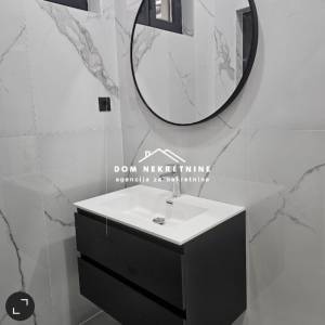 U MAKARSKOJ SE IZNAJMLJUJE POSLOVNI PROSTOR