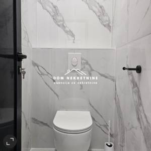 U MAKARSKOJ SE IZNAJMLJUJE POSLOVNI PROSTOR