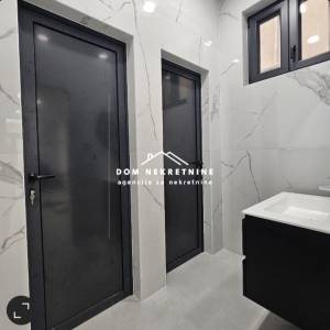 U MAKARSKOJ SE IZNAJMLJUJE POSLOVNI PROSTOR