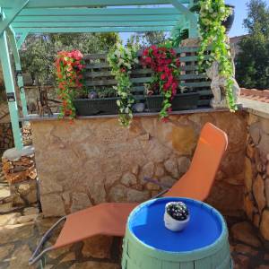 Apartmani na otoku Krku u mjestu Omišalj - 200m od plaže