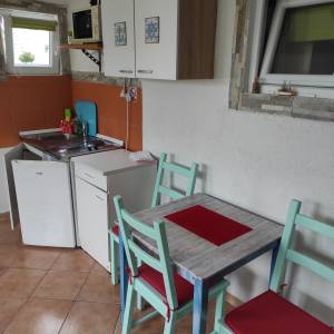 Apartmani na otoku Krku u mjestu Omišalj - 200m od plaže