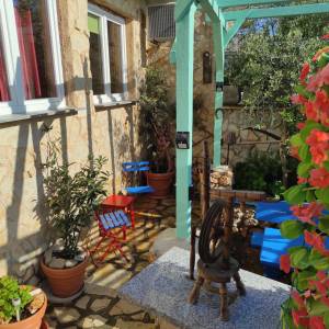 Apartmani na otoku Krku u mjestu Omišalj - 200m od plaže