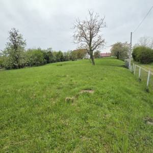 ATRAKTIVNO GRAĐEVINSKO ZEMLJIŠTE – KRIŽ CENTAR (BLIZINA ZAGREBA)