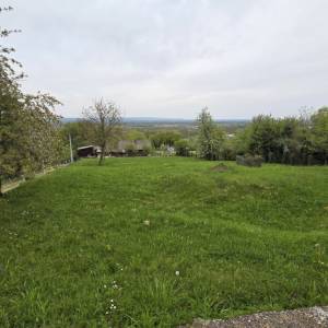 ATRAKTIVNO GRAĐEVINSKO ZEMLJIŠTE – KRIŽ CENTAR (BLIZINA ZAGREBA)