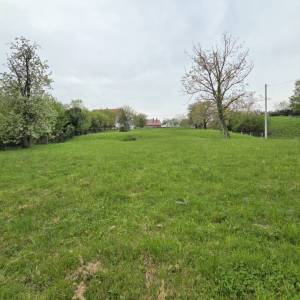 ATRAKTIVNO GRAĐEVINSKO ZEMLJIŠTE – KRIŽ CENTAR (BLIZINA ZAGREBA)