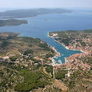 Brač, Milna, prodaje se atraktivno građevinsko zemljište