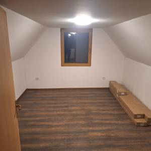 Drvena kuća od hrastovih planjki