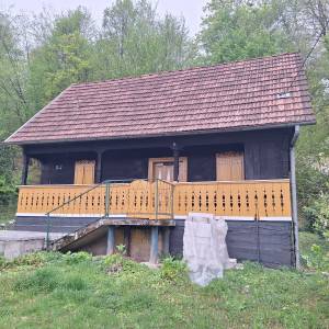 Drvena kuća od hrastovih planjki