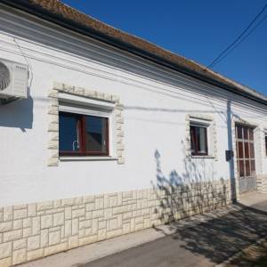 IZNAJMLJUJE SE KUĆA U SARVAŠU